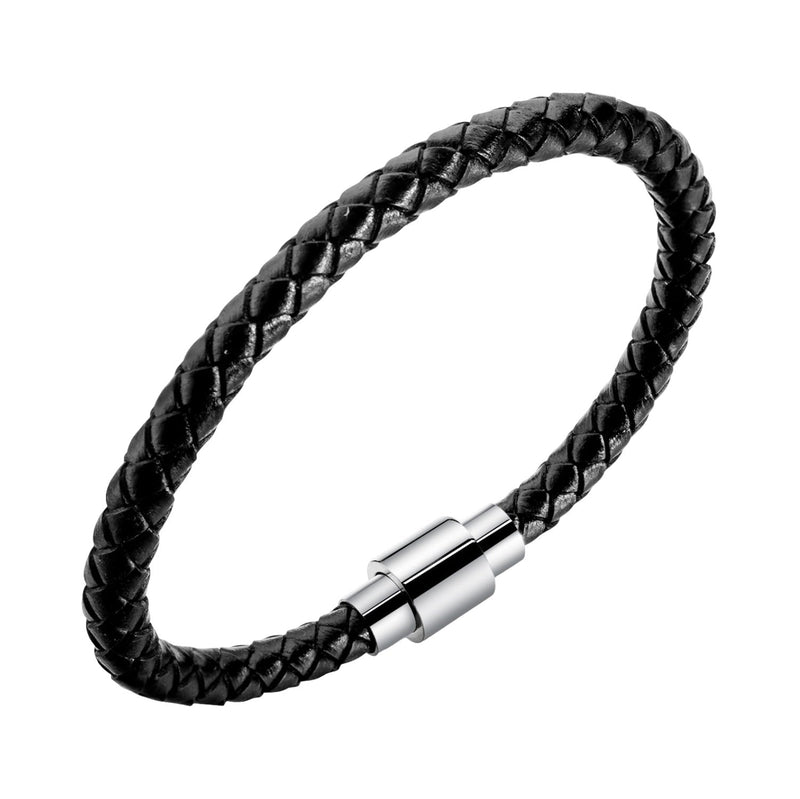Bracelet tressé en cuir noir avec fermoir magnétique en acier inoxydable lisse et poli.
