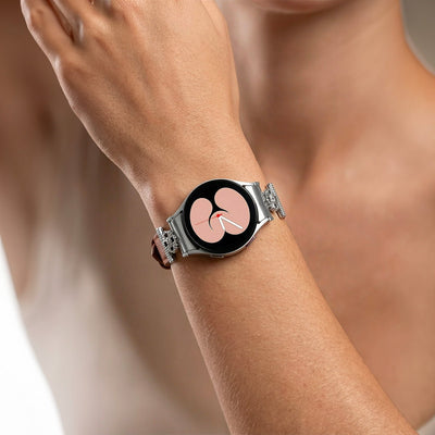 Bracelet en cuir beige clair avec boucle ardillon argentée et motif fleur délicate sur bracelet pour Galaxy Watch, style.