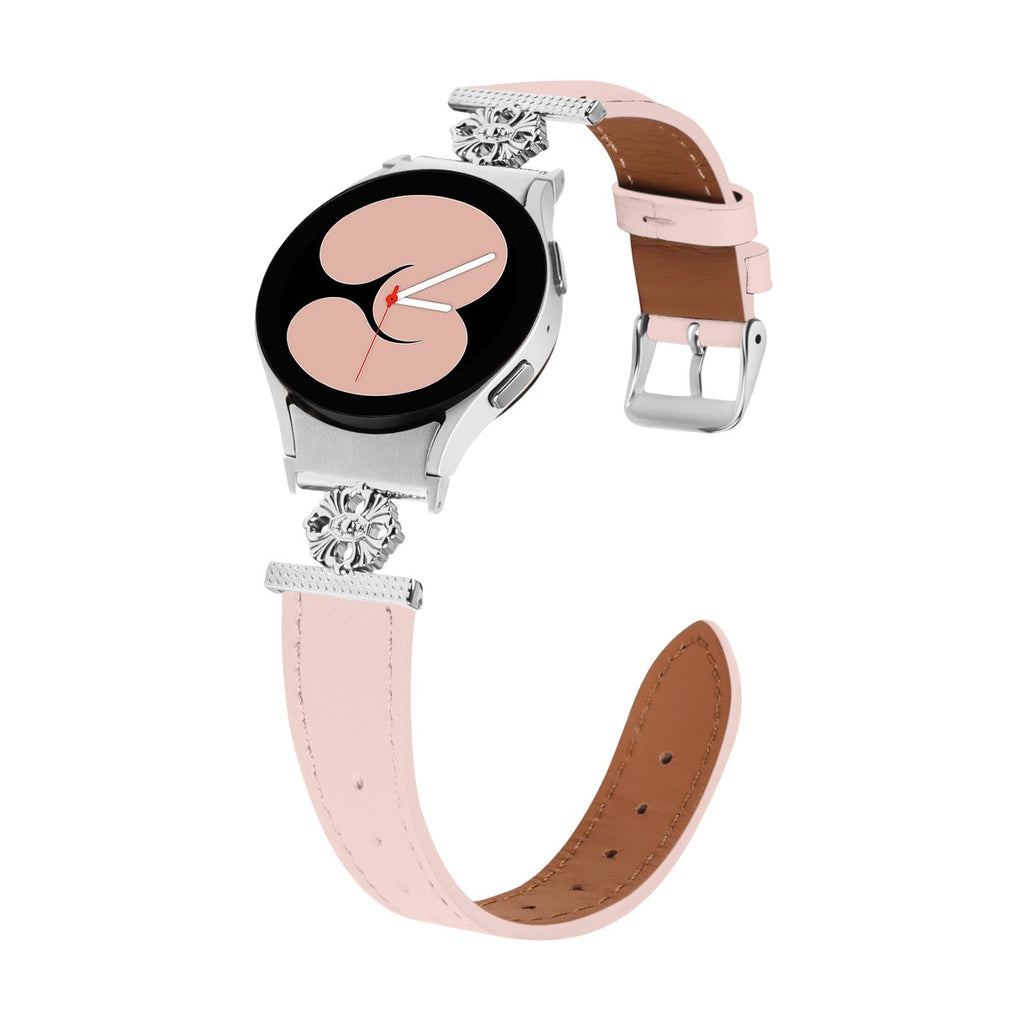 Bracelet en cuir rose clair pour Samsung Galaxy Watch avec boucle ardillon argentée et détail fleur argentée chic et moderne.