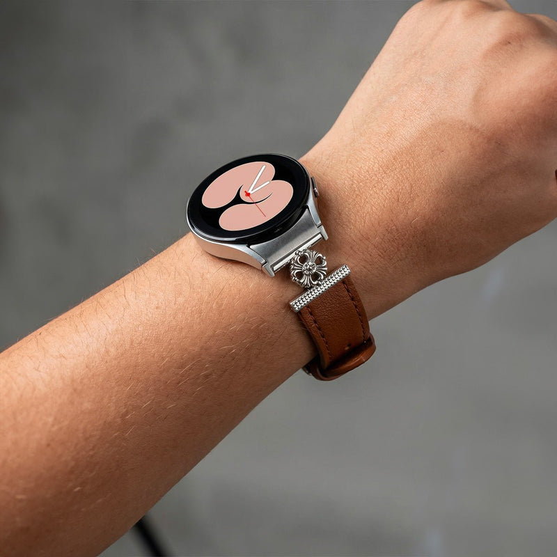 Bracelet cuir marron pour Samsung Galaxy Watch, boucle ardillon argentée ornée d'un motif fleur chic et moderne.