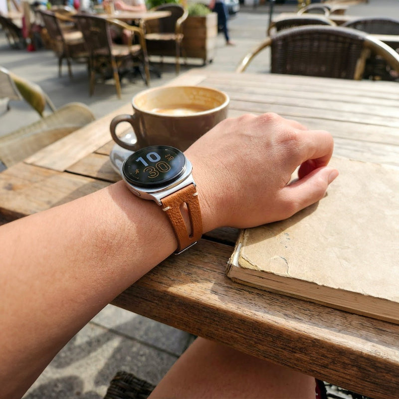 Bracelet en cuir souple camel avec surpiqûres blanches, fermeture boucle classique pour Galaxy Watch 8 et Ultra 47mm.