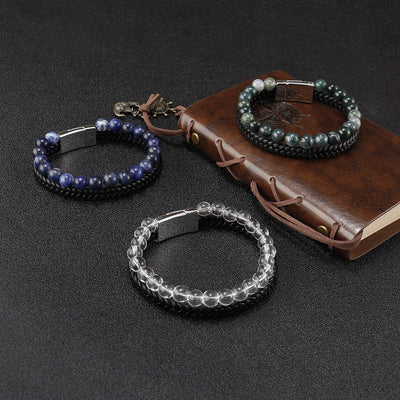 Bracelet tressé en cuir noir avec pierres naturelles bleues et fermoir magnétique en acier inoxydable.