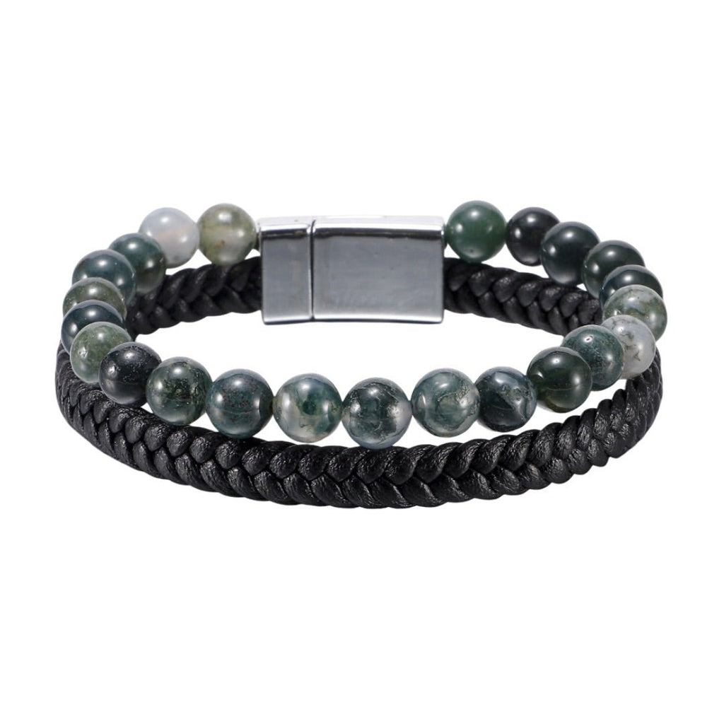 Bracelet pour homme double tour en cuir noir tressé et perles vertes naturelles avec fermoir magnétique en acier inoxydable.