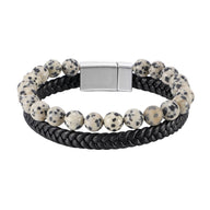 Bracelet double tour en cuir noir tressé et perles naturelles beige à motifs noirs, fermoir magnétique acier gris mat.