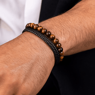 Bracelet masculin avec cuir noir tressé et perles rondes en pierre naturelle brun doré, fermoir magnétique en acier.