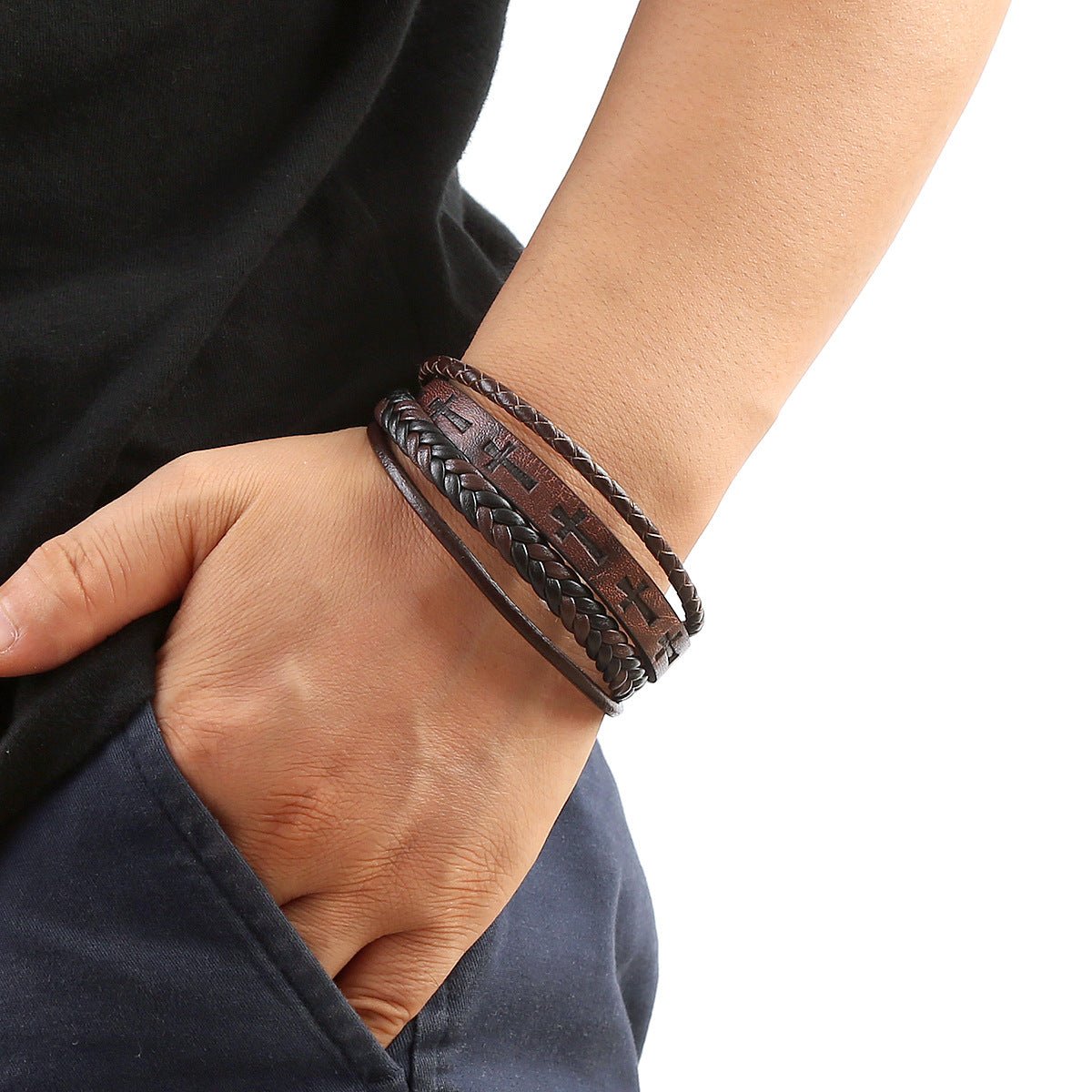 Bracelet cuir tressé multi rangs avec croix, fermoir magnétique acier, style masculin affirmé, modèle Yadère