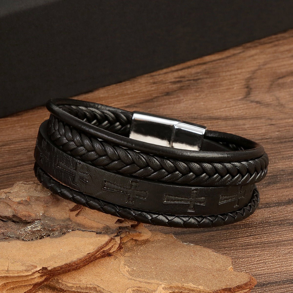 Bracelet cuir tressé multi rangs avec croix, fermoir magnétique acier, style masculin affirmé, modèle Yadère