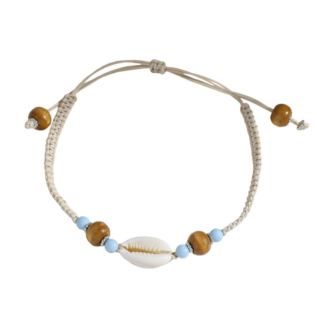 Bracelet de cheville beige en corde tressée avec coquillage central et perles marron et bleues.