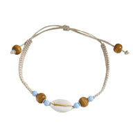 Bracelet de cheville beige en corde tressée avec coquillage central et perles marron et bleues.