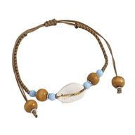 Bracelet de cheville en corde marron avec coquillage blanc et perles bleues et bois naturelles.