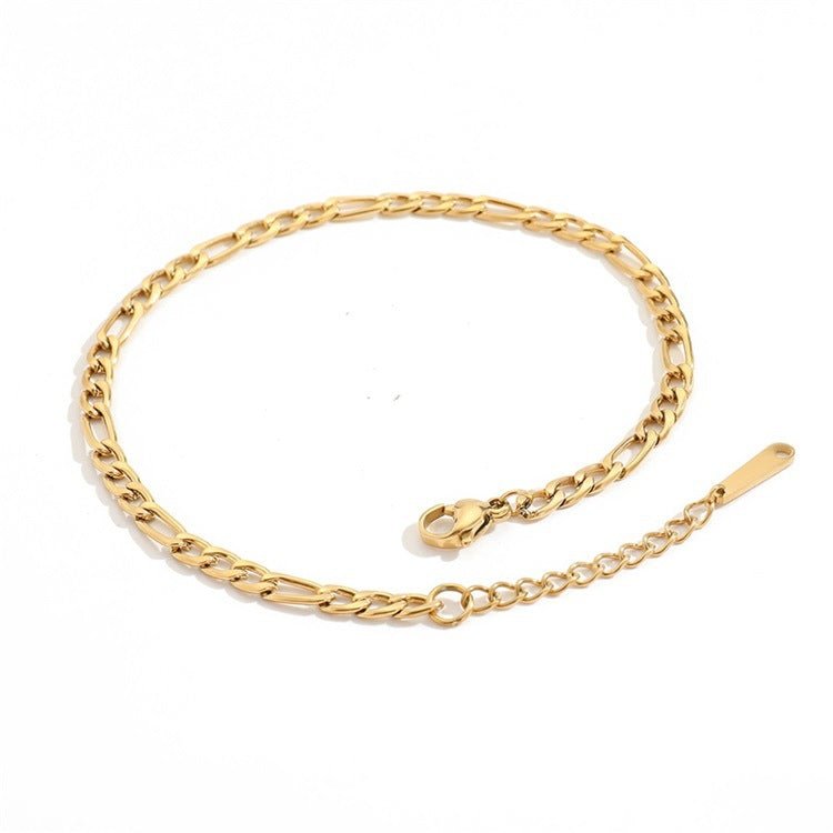 Bracelet de cheville en acier inoxydable doré avec chaîne maille figaro fine et fermoir mousqueton.