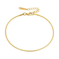 Bracelet de cheville en acier inoxydable doré, maille serpent fine avec fermoir réglable.