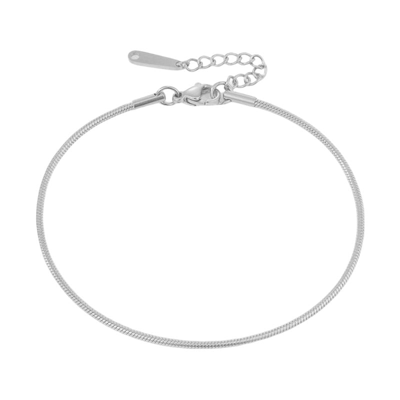 Bracelet de cheville en acier inoxydable argenté, maille serpent fine avec fermoir mousqueton et chaîne réglable.