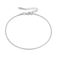 Bracelet de cheville en acier inoxydable argenté, maille serpent fine avec fermoir mousqueton et chaîne réglable.