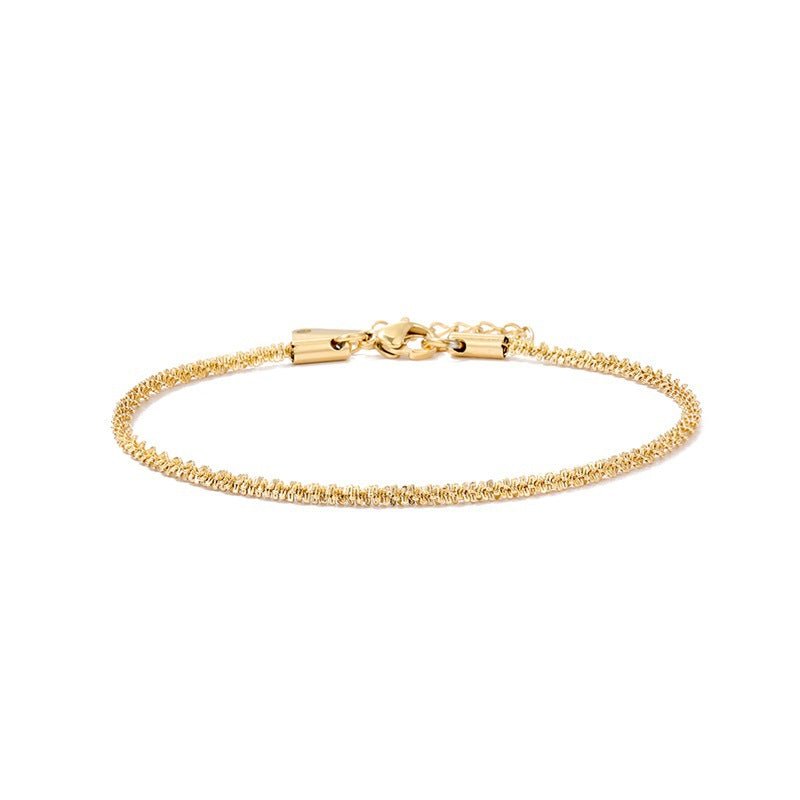 Bracelet de cheville fin en acier inoxydable doré à maille spiga avec fermoir mousqueton.