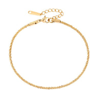 Bracelet de cheville en acier inoxydable maille spiga fine couleur or avec chaîne réglable.