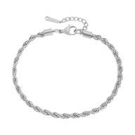 Bracelet de cheville argenté en acier inoxydable avec maille torsadée fine et fermoir réglable.