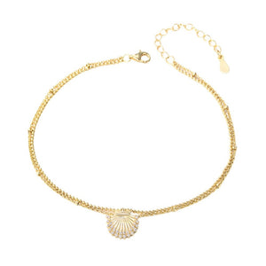Bracelet de cheville doré en argent sterling avec pendentif coquillage marine délicat.