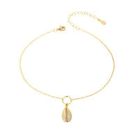 Bracelet de cheville fin en argent sterling avec pendentif coquillage en nacre et strass scintillants.