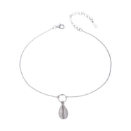 Bracelet de cheville en argent sterling avec pendentif coquillage de mer minimaliste.