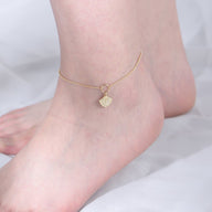 Bracelet de cheville en argent sterling doré avec pendentif coquillage délicat.