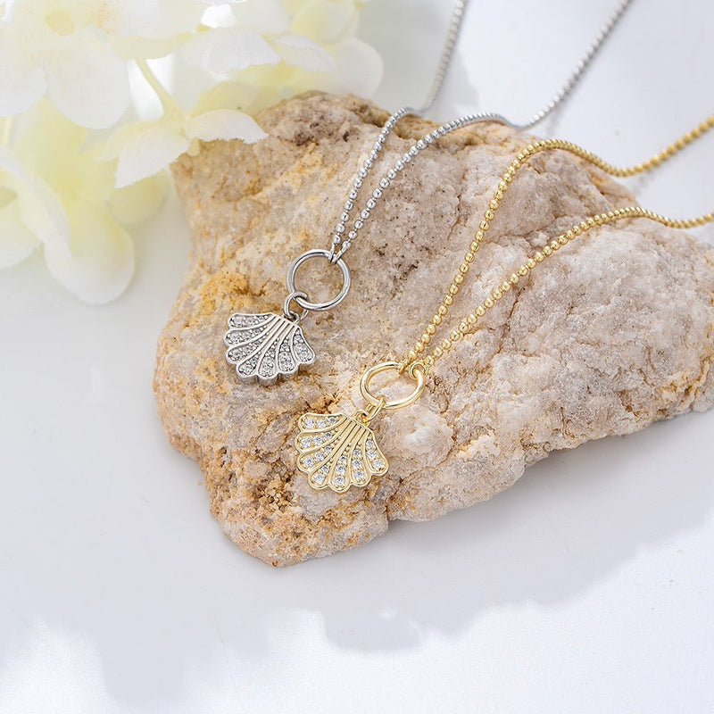 Bracelet de cheville en argent sterling avec pendentif coquillage fin, chaîne fine et délicate.