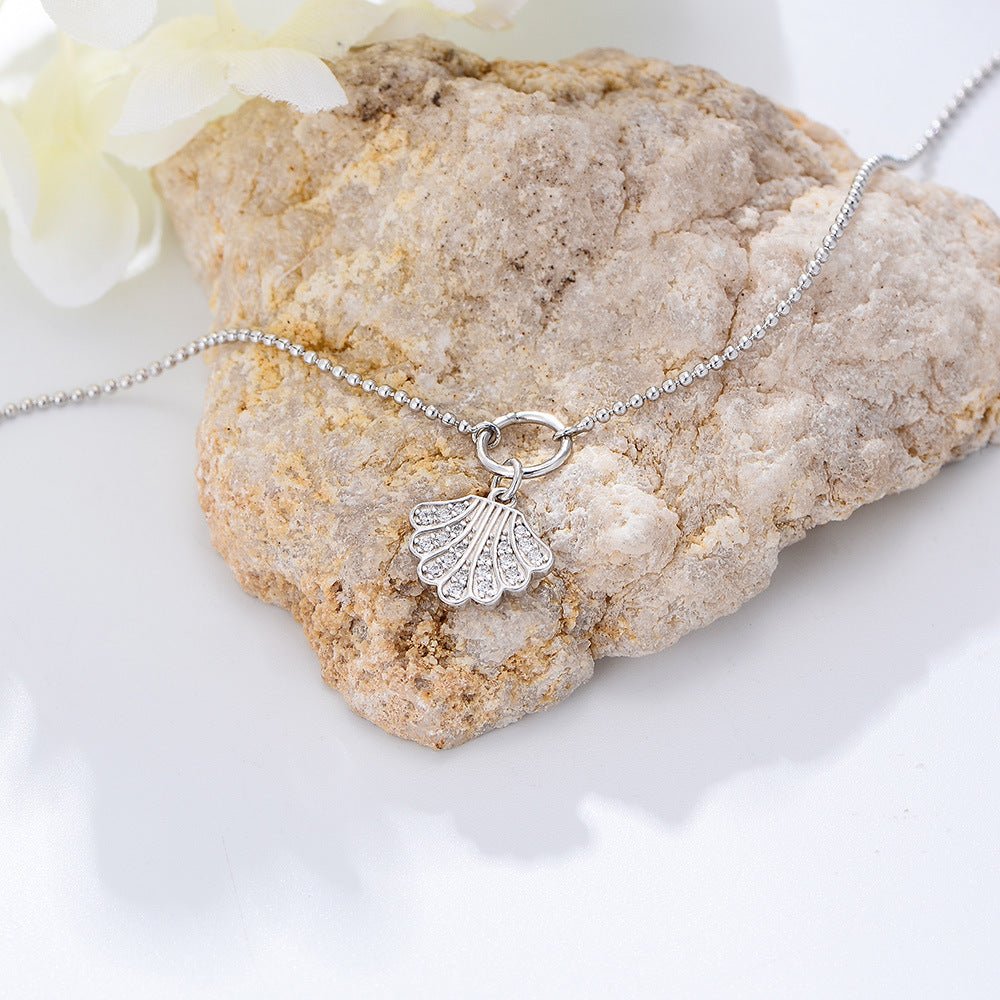 Bracelet de cheville en argent sterling avec pendentif coquillage finement ciselé, chaîne délicate.