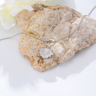 Bracelet de cheville en argent sterling avec pendentif coquillage finement ciselé, chaîne délicate.