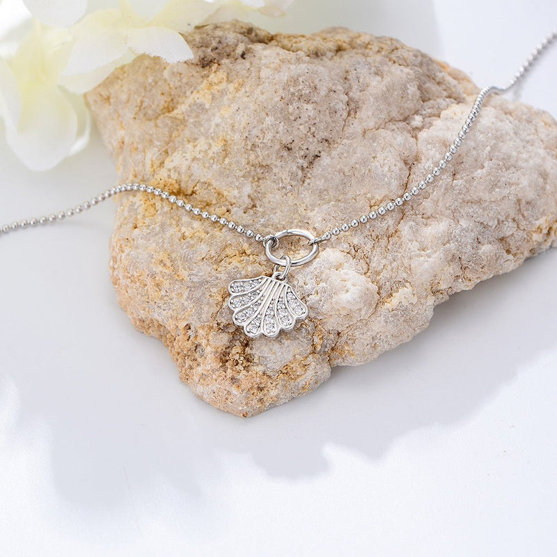 Bracelet de cheville en argent sterling avec pendentif coquillage finement ciselé, chaîne délicate.