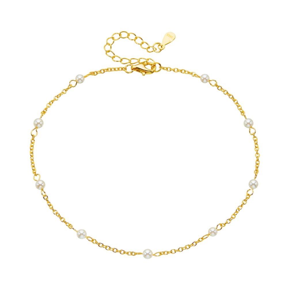 Bracelet de cheville fin en or avec petites perles d'eau douce élégantes et chaîne réglable.