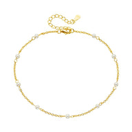 Bracelet de cheville fin en or avec petites perles d'eau douce élégantes et chaîne réglable.