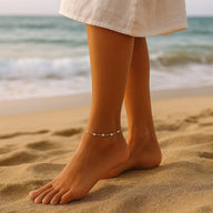 Bracelet de cheville en argent sterling avec perles d'eau douce, porté sur sable plage.