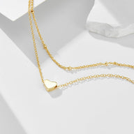 Bracelet de cheville en or avec pendentif cœur lisse et chaîne fine élégante.