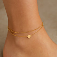 Bracelet de cheville double chaîne en or avec pendentif cœur lisse en argent sterling.