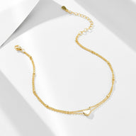 Bracelet de cheville doré en argent sterling avec pendentif cœur lisse et chaîne fine.