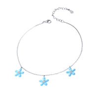 Bracelet de cheville en argent sterling avec trois fleurs bleues émaillées et centre argenté.