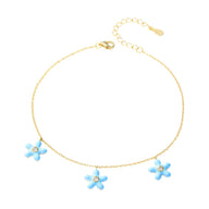 Bracelet de cheville en or avec trois fleurs bleues délicates et chaîne fine ajustable.