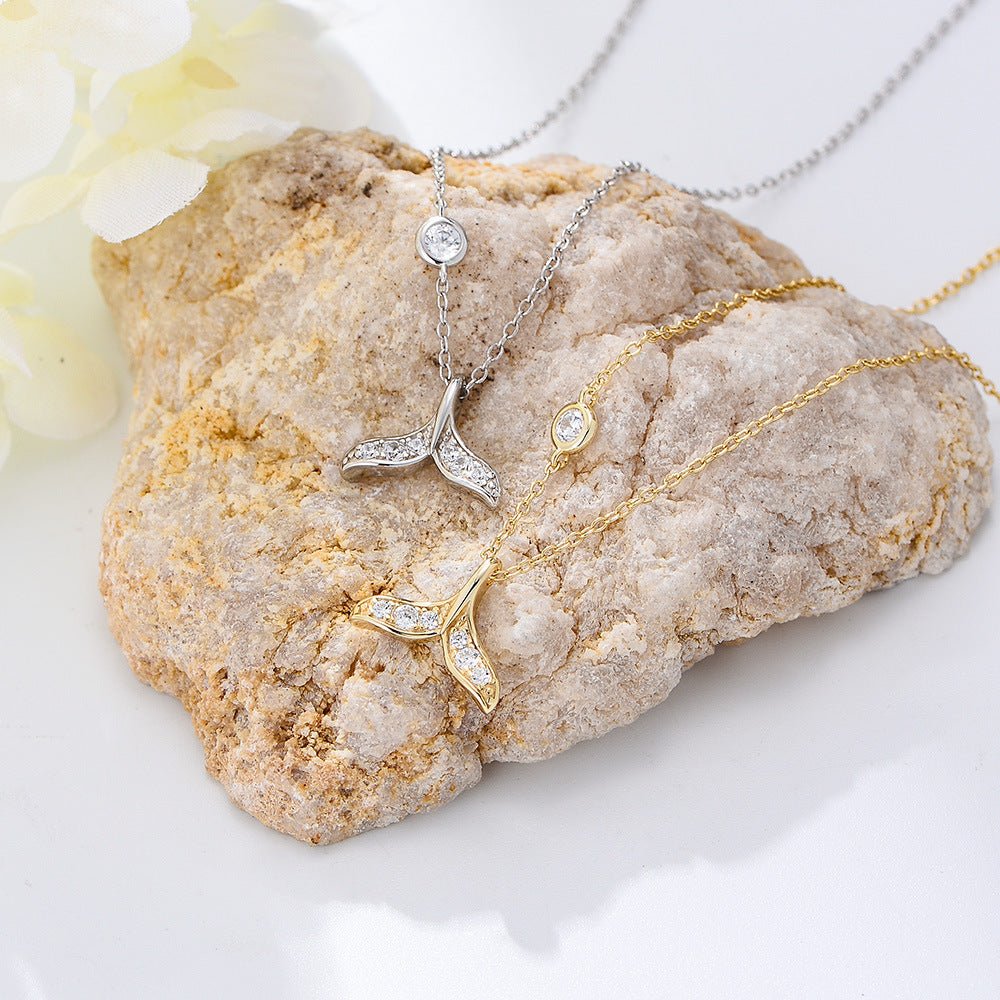 Bracelet de cheville en argent sterling avec pendentif queue de sirène orné de cristaux, style délicat et élégant.