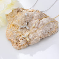 Bracelet de cheville en argent sterling avec pendentif queue de sirène orné de cristaux, style délicat et élégant.