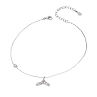 Bracelet de cheville fin en argent sterling avec pendentif queue de sirène délicate.