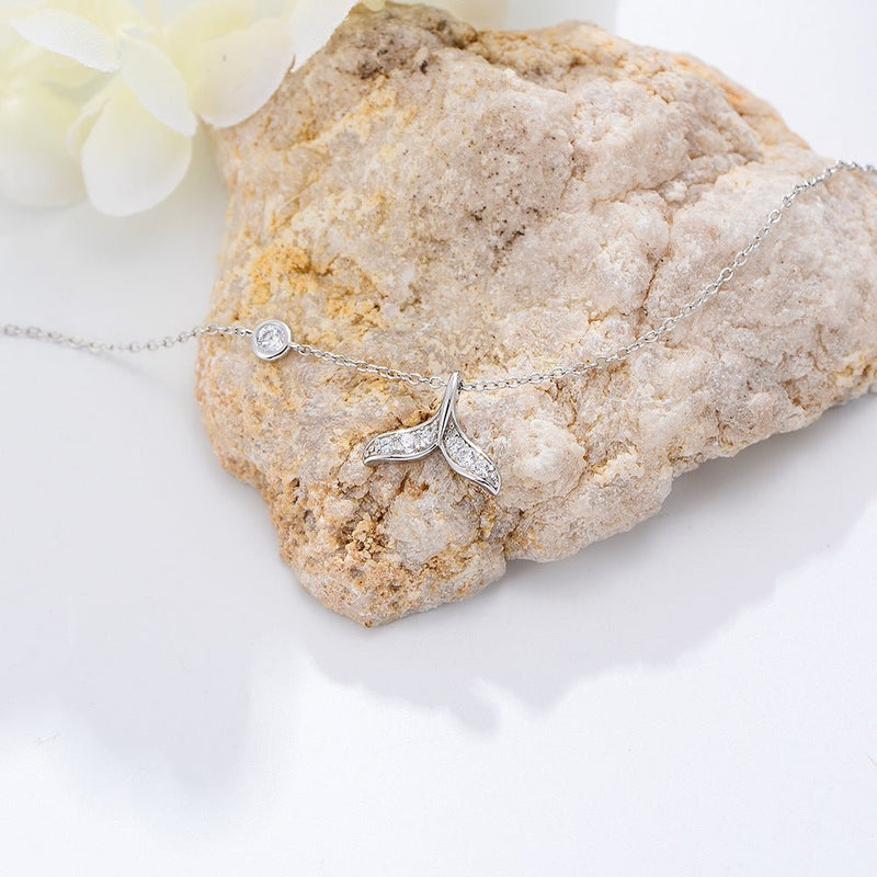 Bracelet de cheville en argent sterling avec pendentif queue de sirène scintillant sur chaîne fine.