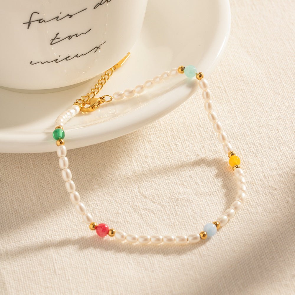 Bracelet de cheville en perles d'eau douce blanches avec perles colorées et chaîne en acier doré.