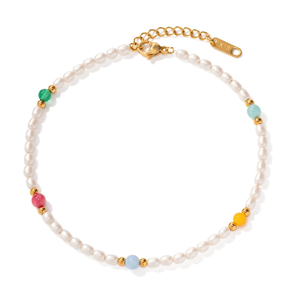 Bracelet de cheville femme en perles d'eau douce blanches, petites perles colorées et fermoir en acier doré.