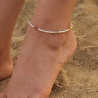 Bracelet de cheville en perles d'eau douce blanches avec perles colorées et acier inoxydable.