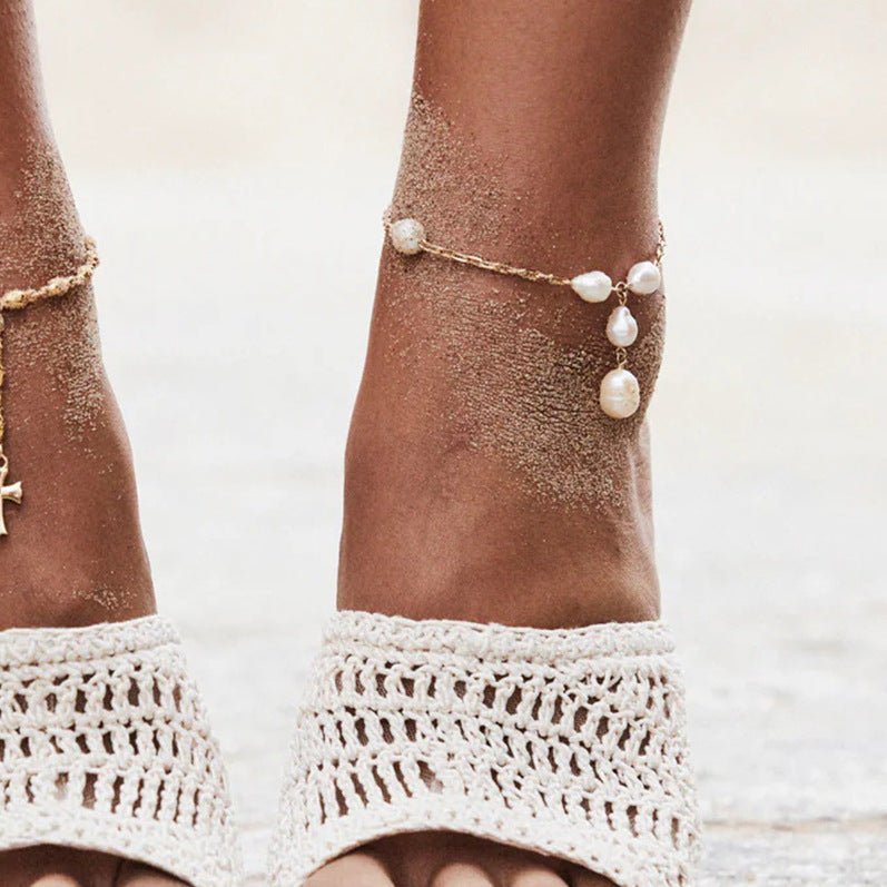Bracelet de cheville or avec perles d'eau douce ovales et fines chaînes en acier inoxydable.