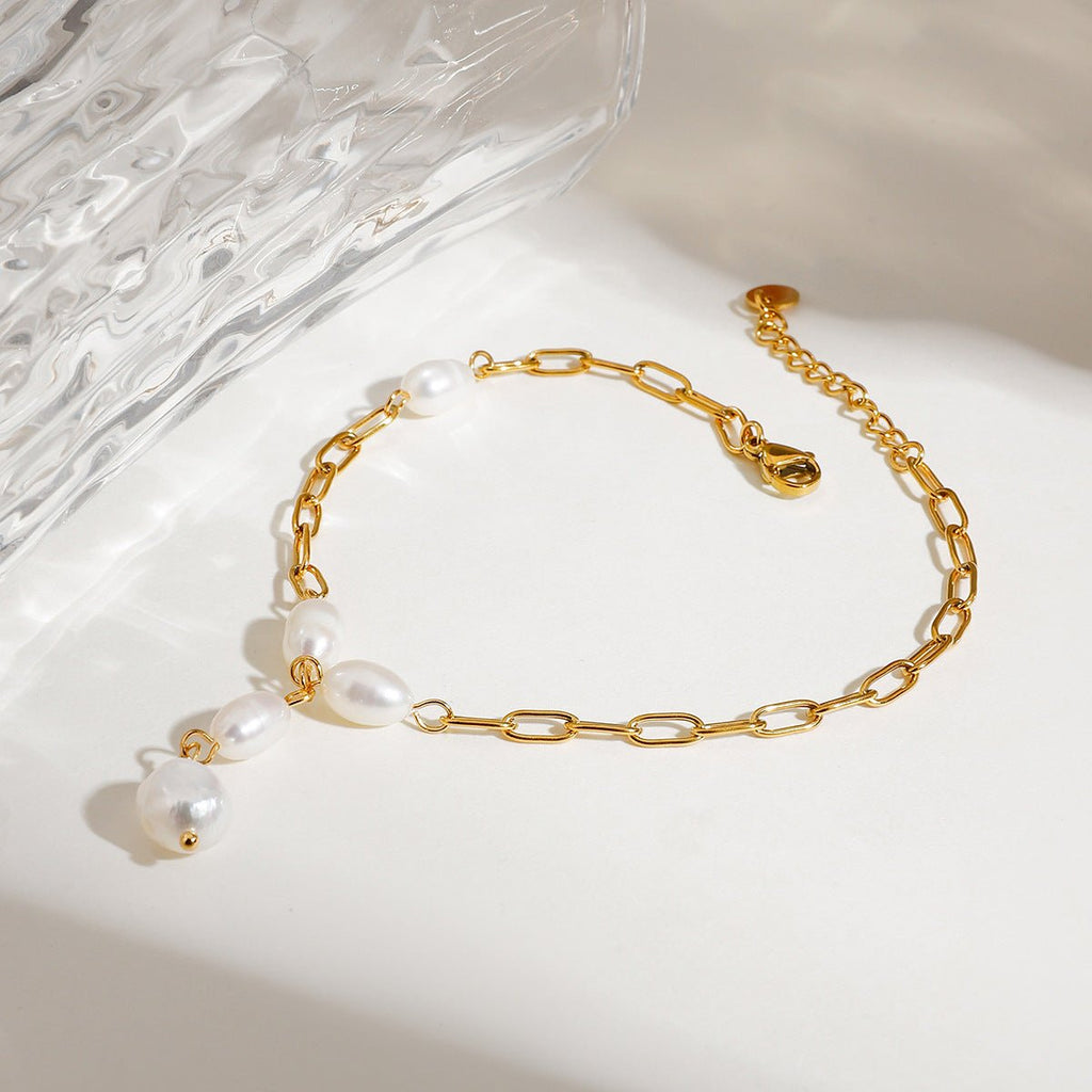 Bracelet de cheville en acier inoxydable doré avec perles d'eau douce blanches pendantes.