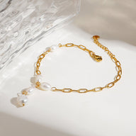 Bracelet de cheville en acier inoxydable doré avec perles d'eau douce blanches pendantes.