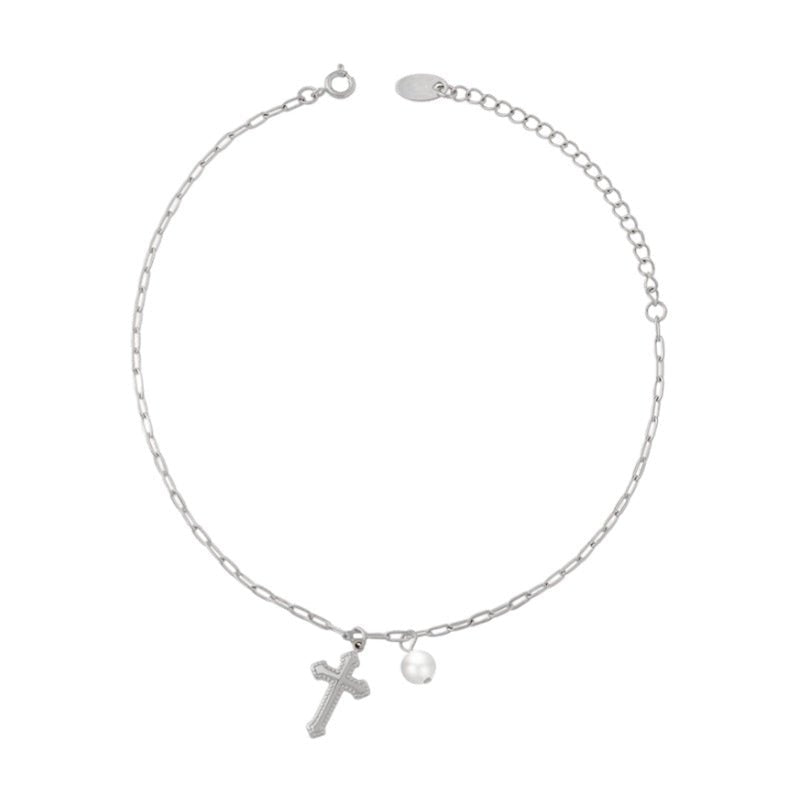 Bracelet de cheville en titane argenté avec chaîne fine et pendentif croix chrétienne délicate.
