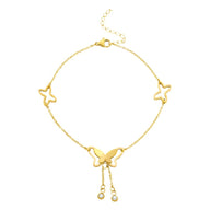 Bracelet de cheville en titane doré avec pendentif papillon et deux petits papillons ajourés côté.