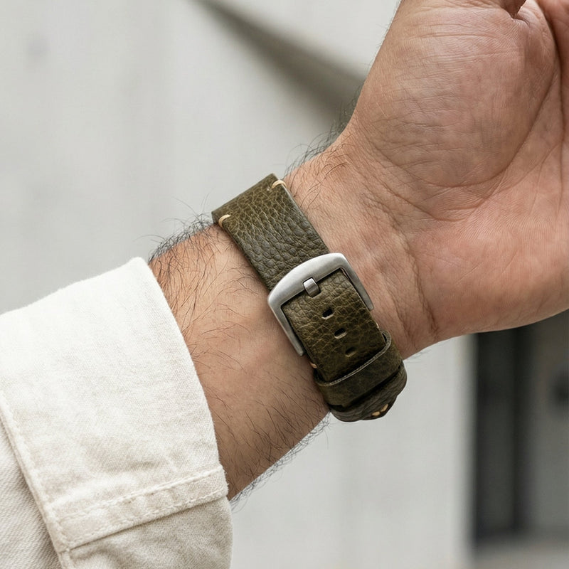 Remme til Apple Watch i præget læder, olivengrøn, solid spænde, langvarig komfort, markant maskulint udtryk, model Gustave